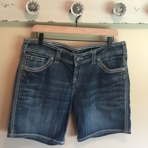 SILVER JEANS WOMEN’S SUKI FLAP SHORTS, SIZE 32.